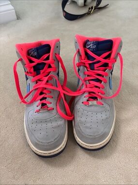 Nike Mens Air Force 1 High-Top Sneakers in Gray and Pink